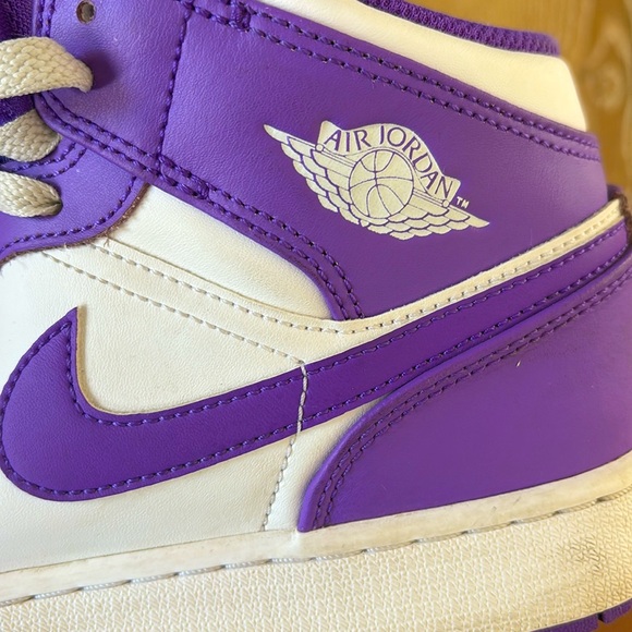 Nike Air Jordan 1 Mid Purple Venom Size 7Y - Picture 8 of 10